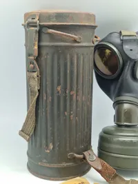 Original navngivet tysk ww2 gasmaske - maske + indhold næsten mint stand. Både maske og beholder er navngiven
