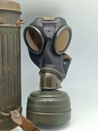 Original navngivet tysk ww2 gasmaske - maske + indhold næsten mint stand. Både maske og beholder er navngiven