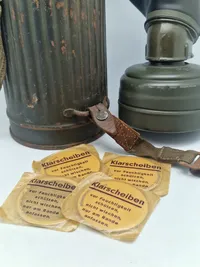 Original navngivet tysk ww2 gasmaske - maske + indhold næsten mint stand. Både maske og beholder er navngiven