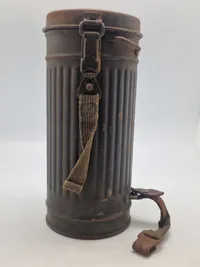 Original navngivet tysk ww2 gasmaske - maske + indhold næsten mint stand. Både maske og beholder er navngiven
