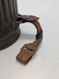 Original navngivet tysk ww2 gasmaske - maske + indhold næsten mint stand. Både maske og beholder er navngiven