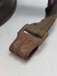 Original navngivet tysk ww2 gasmaske - maske + indhold næsten mint stand. Både maske og beholder er navngiven