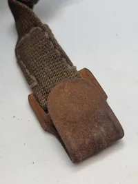 Original navngivet tysk ww2 gasmaske - maske + indhold næsten mint stand. Både maske og beholder er navngiven