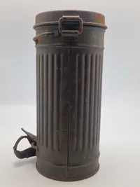 Original navngivet tysk ww2 gasmaske - maske + indhold næsten mint stand. Både maske og beholder er navngiven
