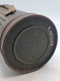 Original navngivet tysk ww2 gasmaske - maske + indhold næsten mint stand. Både maske og beholder er navngiven