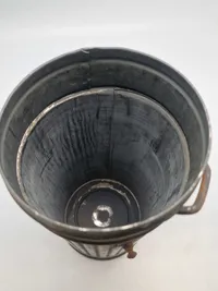 Original navngivet tysk ww2 gasmaske - maske + indhold næsten mint stand. Både maske og beholder er navngiven