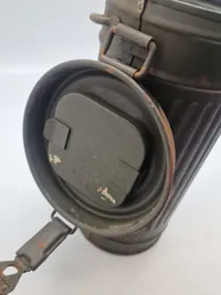 Original navngivet tysk ww2 gasmaske - maske + indhold næsten mint stand. Både maske og beholder er navngiven