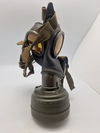 Original navngivet tysk ww2 gasmaske - maske + indhold næsten mint stand. Både maske og beholder er navngiven