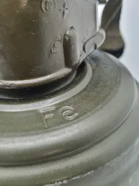 Original navngivet tysk ww2 gasmaske - maske + indhold næsten mint stand. Både maske og beholder er navngiven