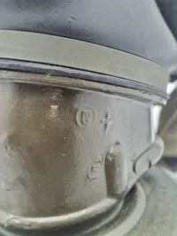 Original navngivet tysk ww2 gasmaske - maske + indhold næsten mint stand. Både maske og beholder er navngiven