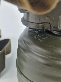 Original navngivet tysk ww2 gasmaske - maske + indhold næsten mint stand. Både maske og beholder er navngiven