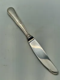 Kniv med skaft af 3 tårnet sølv samt ske af 800 stemplet sølv