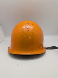 Vintage Orange Civilforsvarshjelm med Trekantslogo