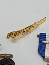 Samling af danske Flyvevåbnet militære medaljer, emblemer og tilbehør