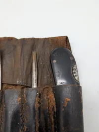 Antikt kirurgisk instrument-sæt i læderrulle Felt Dyrlæge Tyskland WW2 