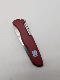 Victorinox lommekniv med rødt skæfte og HJV-indgravering