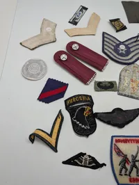 Samling af militære og civile stofmærker, distinktioner og emblemer