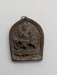 Tibetansk Tsa-Tsa Amulet af Bronze med Vaisravana