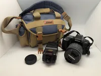 Nikon F70 SLR-kamerasæt med Tamron-objektiv, Sunpak-flash og taske