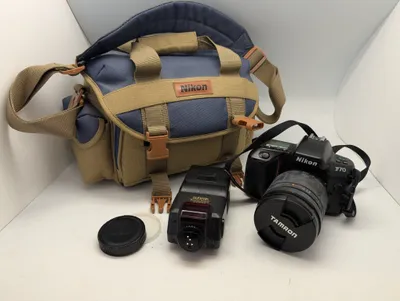 Nikon F70 SLR-kamerasæt med Tamron-objektiv, Sunpak-flash og taske