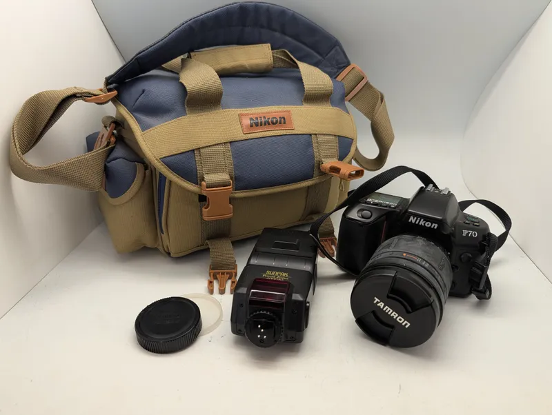 Nikon F70 SLR-kamerasæt med Tamron-objektiv, Sunpak-flash og taske