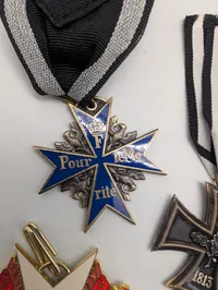 Samling af tyske militære ordener: Pour le Mérite, Jernkorset og Den Røde Ørn, repro 