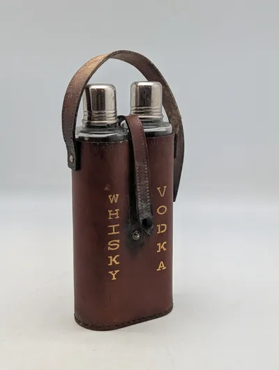 Vintage dobbelt lommeflaske-sæt i læderetui til Whisky og Vodka