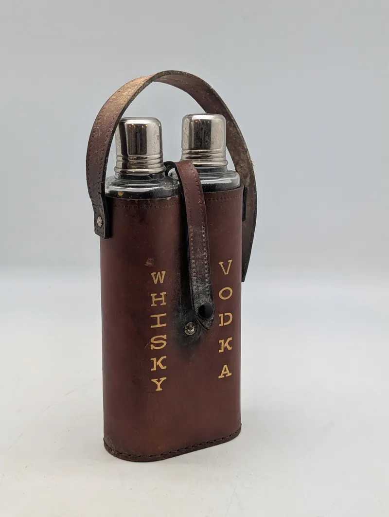 Vintage dobbelt lommeflaske-sæt i læderetui til Whisky og Vodka
