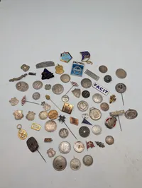 Samling af antikke og vintage danske emblemer, nåle og mønter