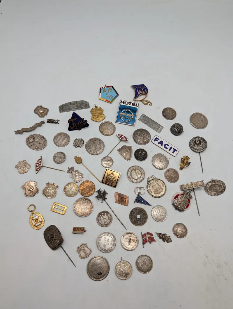 Samling af antikke og vintage danske emblemer, nåle og mønter