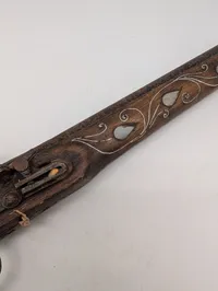 Osmannisk flintlåspistol med perlemorsindlæg og messingbeslag, Dekoration.