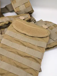 Militær taktisk bryst-rig og MOLLE-panel i coyote tan
