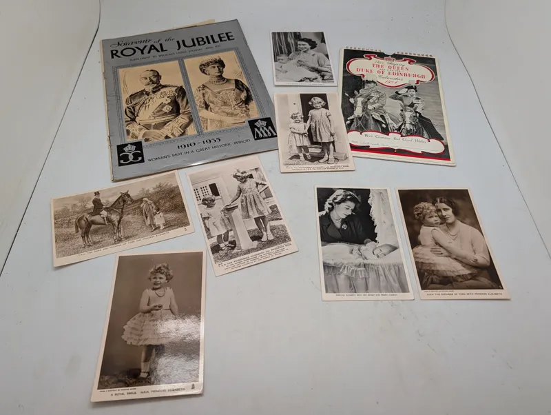Samling af britiske kongelige memorabilia, herunder 1935 Royal Jubilee souvenir
