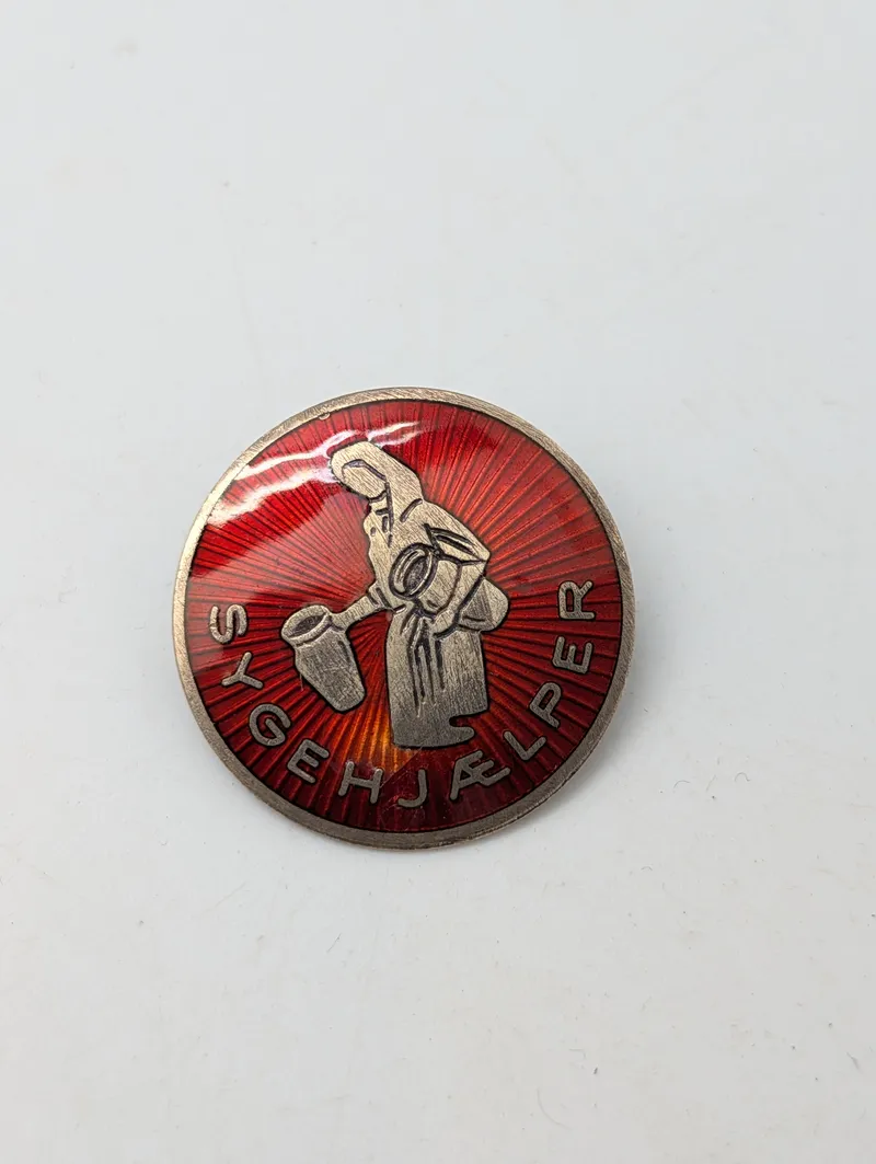 Dansk Sygehjælper-emblem i sterling sølv med rød emalje