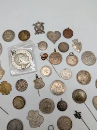 Samling af antikke danske foreningstegn, medaljer og skydetegn