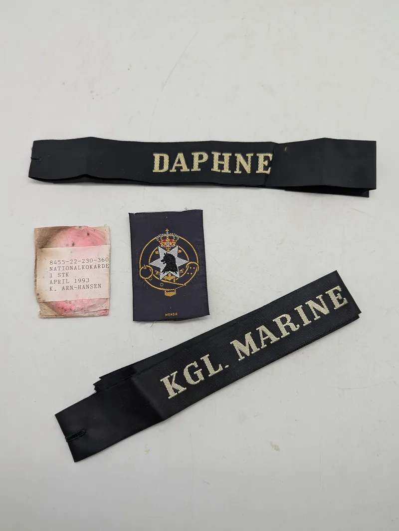 Dansk Søværn Lot: Daphne og Kgl. Marine Huebånd samt Nationalkokarde