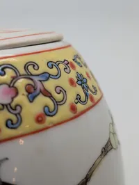 Kinesisk Famille Rose porcelænsvase med fugle- og blomstermotiv