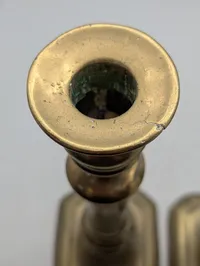 Et par antikke balusterformede lysestager af messing