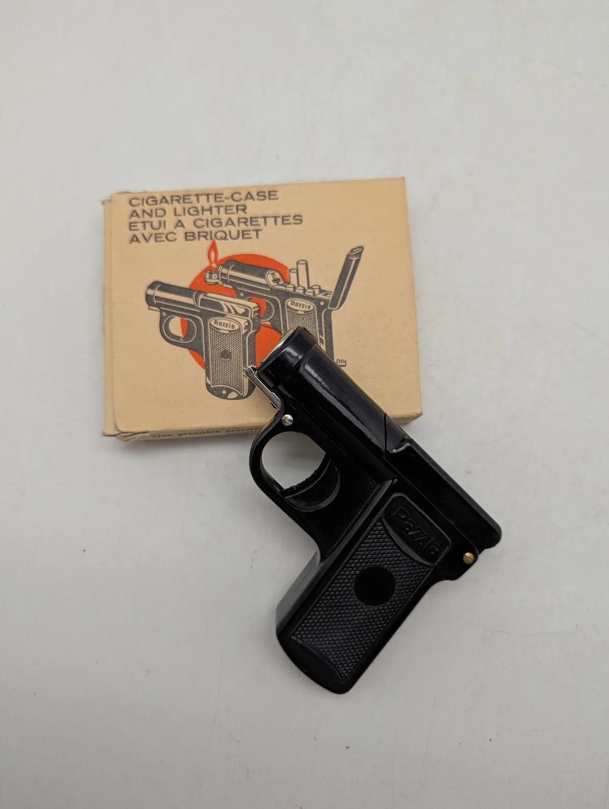 Razzia pistolformet cigaretetui og lighter med original æske