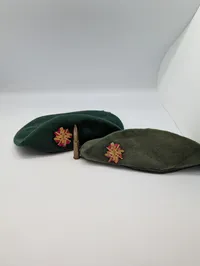 To danske militære baretter med emblemer Telegraf
