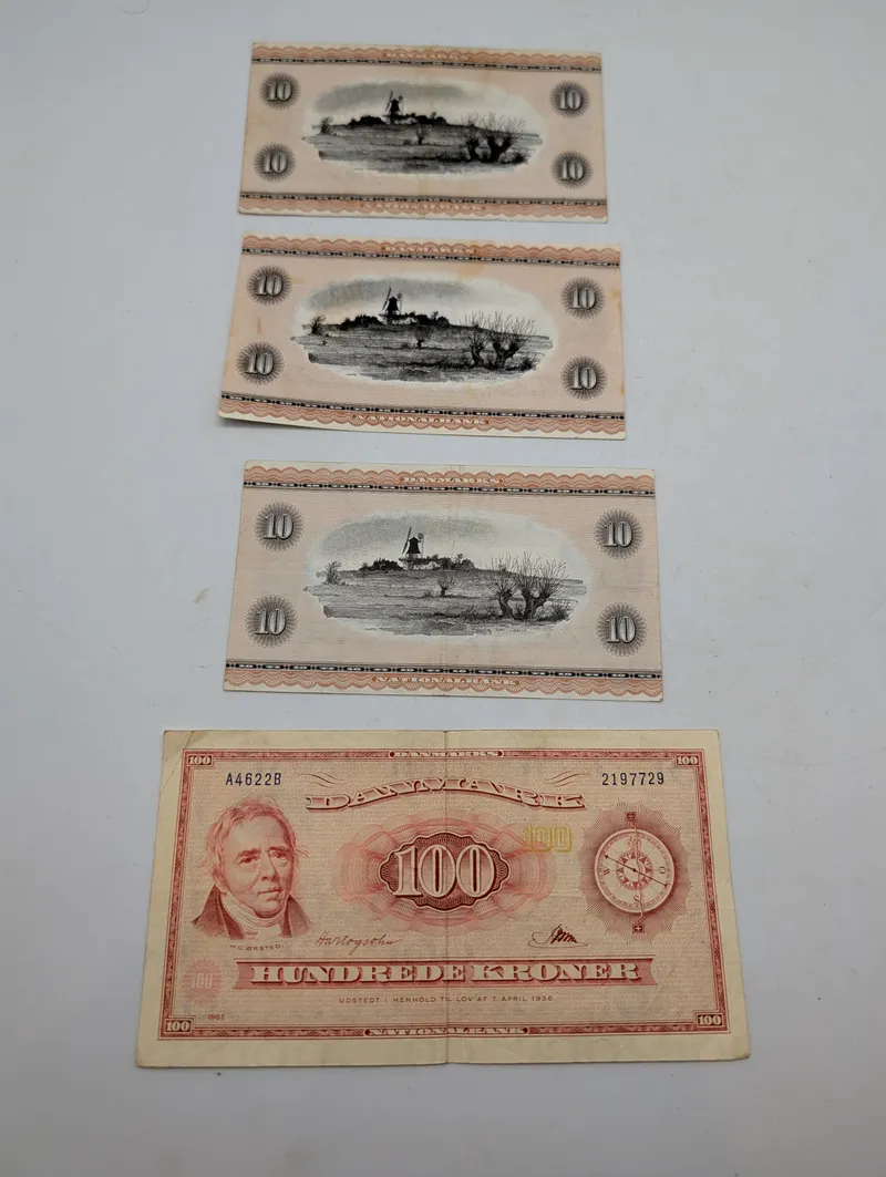 Danmarks Nationalbank sedler: 100 Kroner 1962 og tre 10 Kroner sedler