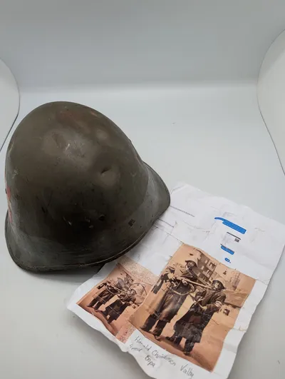 Dansk M41 Stålhjelm med tilhørende fotografi af Harald Christensen