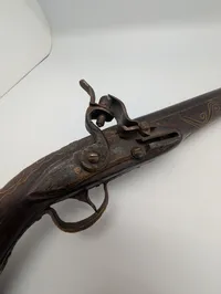 Dekorativ Flintlåspistol i Træ med Messingindlæg