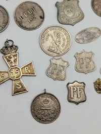 Samling af danske militære og civile medaljer, emblemer og tegn