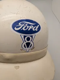 Vintage Ford V8 Motorhjelm i Hvid