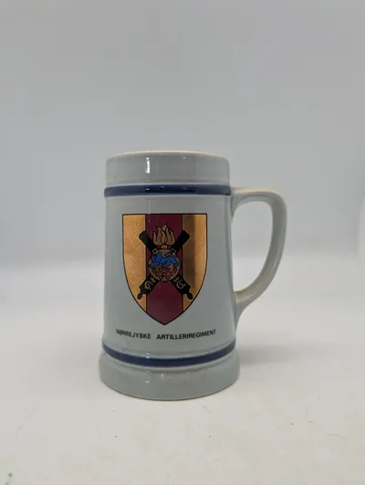 Nørrejyske Artilleriregiment stentøjskrus med heraldisk våbenskjold