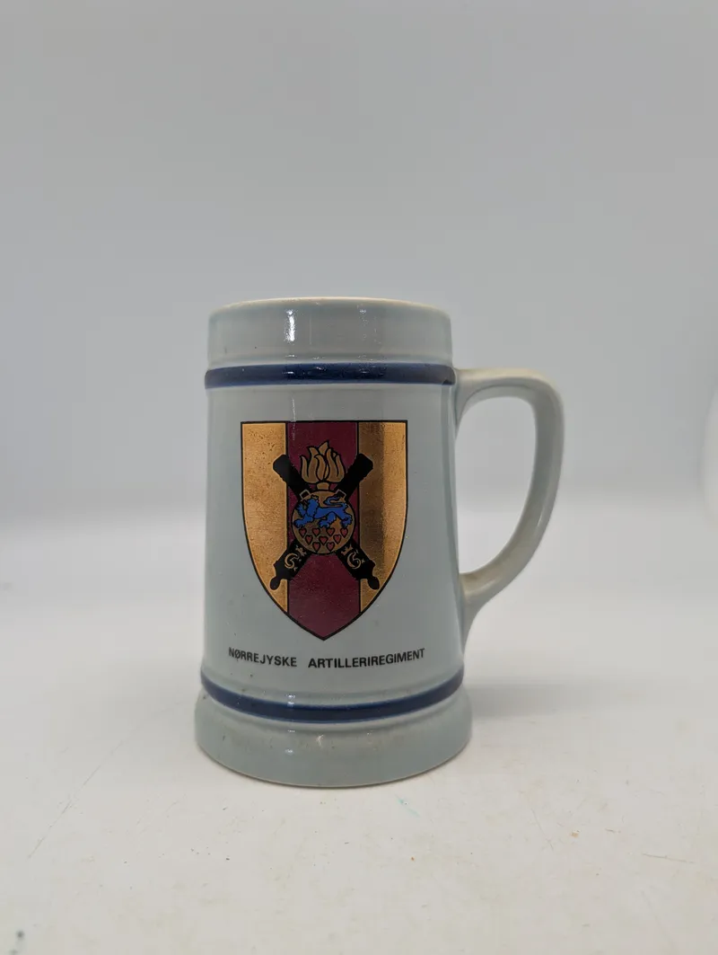 Nørrejyske Artilleriregiment stentøjskrus med heraldisk våbenskjold
