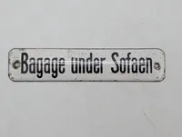 Antikt emaljeskilt med teksten Bagage under Sofaen DSB 
