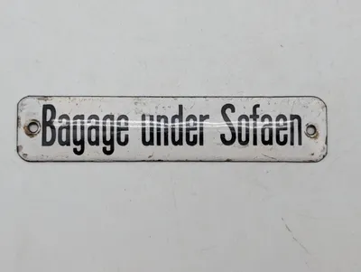 Antikt emaljeskilt med teksten Bagage under Sofaen DSB 