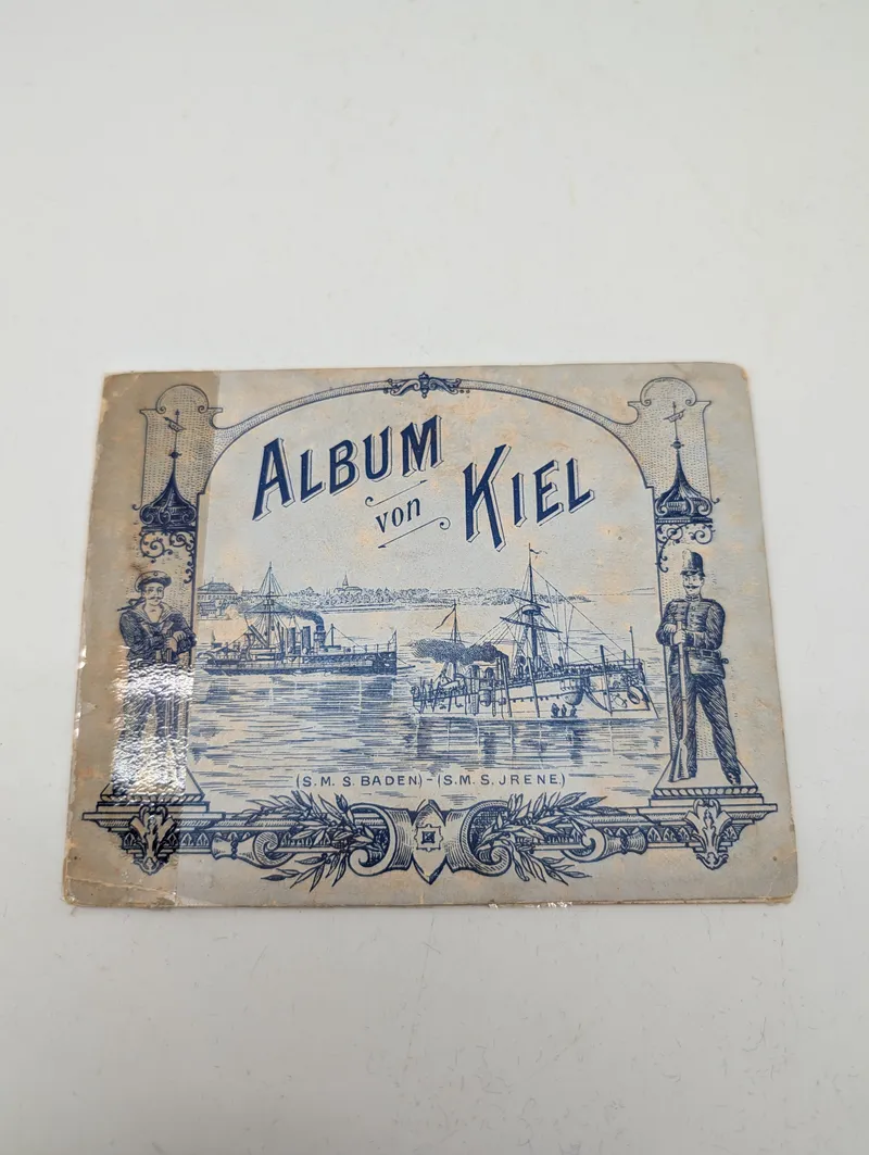 Antikt Album von Kiel med illustrationer af S.M.S. Baden og S.M.S. Irene